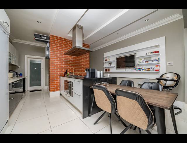 4 BEDROOM TOWNHOUSE FOR SALE IN ESSENWOOD